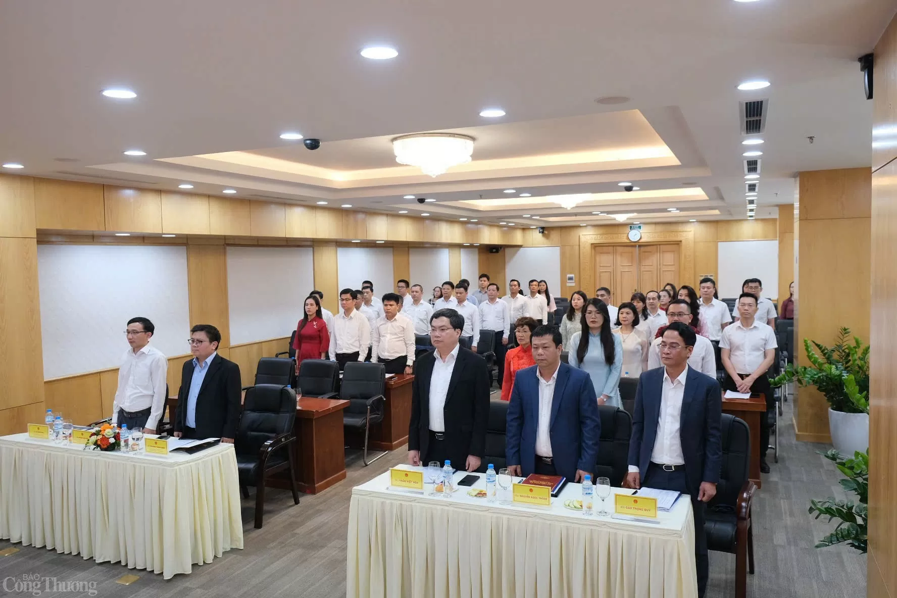 Các đại biểu thực hiện nghi lễ chào cờ. 