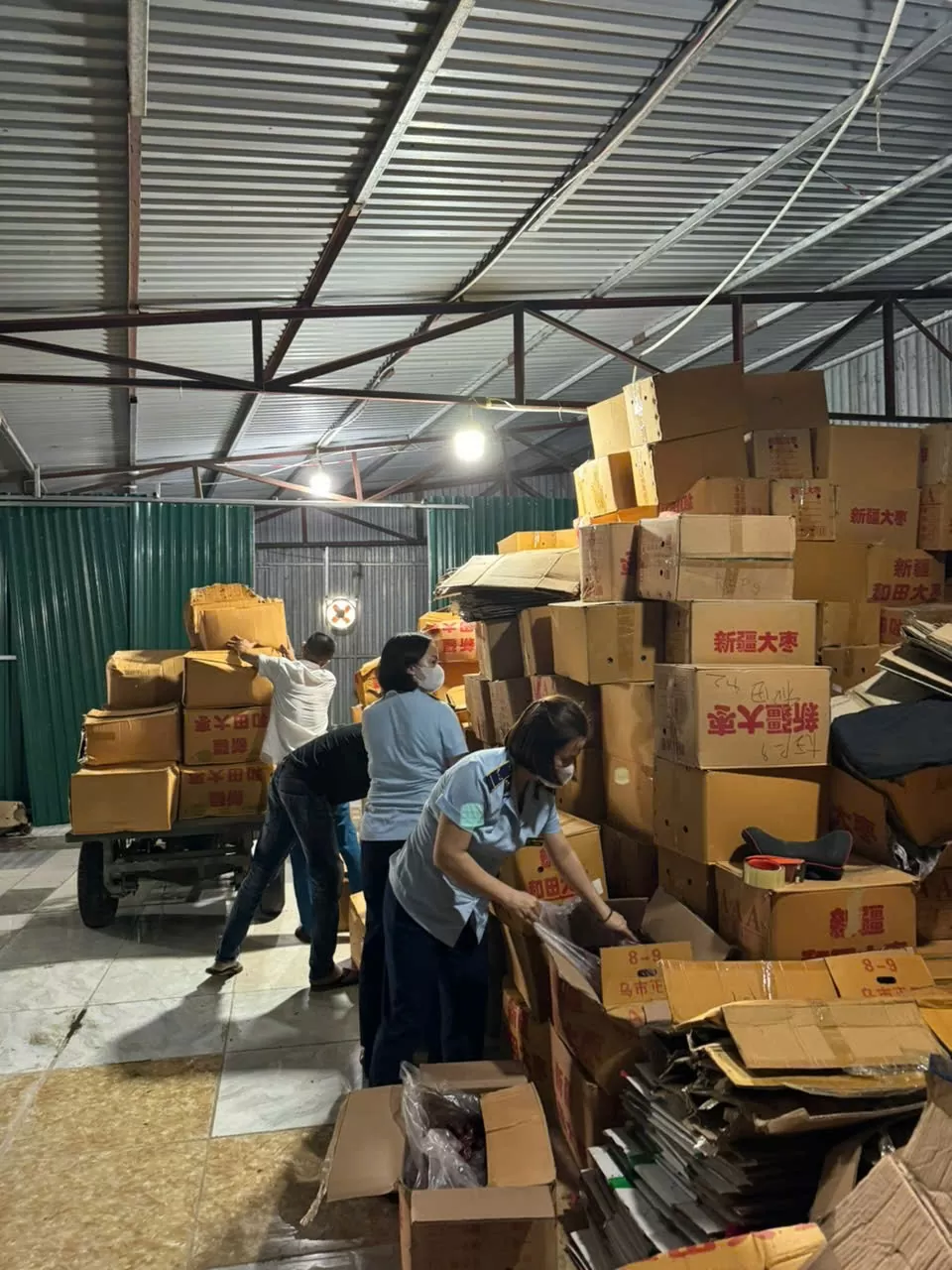 Phát hiện hơn 4 tấn táo đỏ khô nhập lậu tại Hà Nội