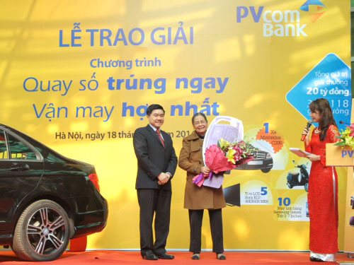 PVcomBank trao thưởng xe Mercedes cho khách hàng