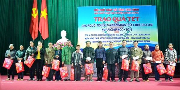 Công ty TNHH in Thành Trung đã trao 30 xuất quà cho người nghèo và nạn nhân chất độc da cam tại huyện Đông Hưng- Thái Bình