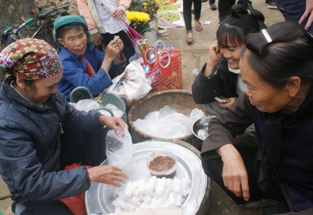 Nhiều món ăn truyền thống của người dân địa phương cũng được bày bán tại chợ