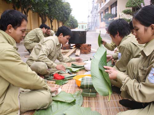 Lính truyền tải gói bánh chưng trong dịp Tết