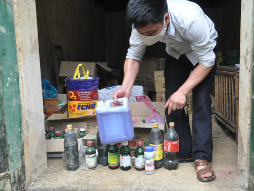 Thuốc diệt cỏ thu giữ được cũng khó xử lý vì cấp huyện không đủ điều kiện để kiểm định, tiêu hủy