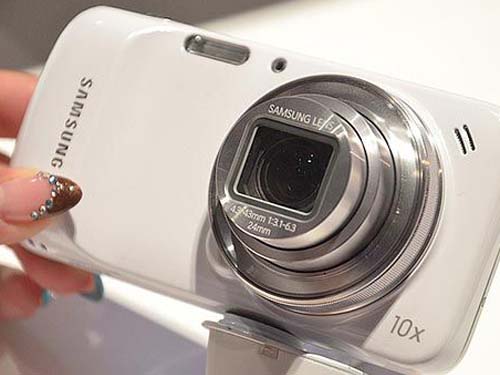 Samsung được cho là sẽ có phiên bản Galaxy S5 Zoom giống như đã làm trên chiếc Galaxy S4 Zoom - Ảnh: AFP