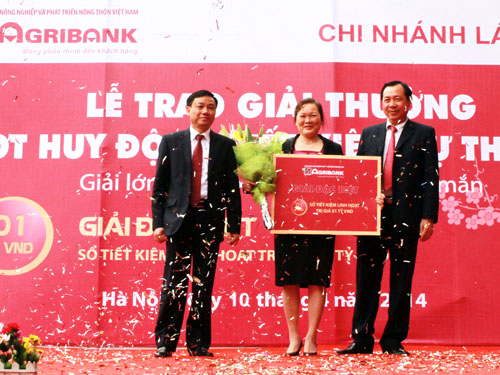 Agribank: Trao sổ tiết kiệm trị giá 1 tỷ đồng