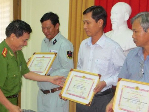 Trưởng phòng Công tác Chính trị, Đại tá Vũ Văn Bổn thay mặt Giám đốc Sở cảnh sát PCCC TP.HCM trao tặng Giấy khen cho lực lượng Bảo vệ - PCCC TKXDNB