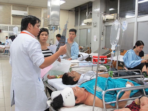 Các điều dưỡng, y bác sĩ đang hồi sức cho bệnh nhân tại Khoa Cấp cứu BV Chợ Rẫy Ảnh: PHẠM DŨNG