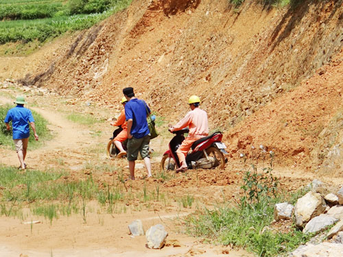 Đường sá là một trong những khó khăn lớn nhất của người thợ điện Hà Giang