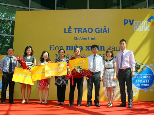 PVcomBank trao 1kg vàng SJC9999 cho khách gửi tiền