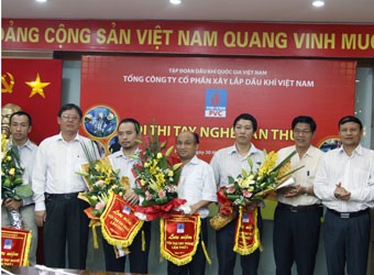 Ban Tổ chức Hội thi tặng cờ và hoa lưu niệm cho 5 đơn vị khu vực phía Bắc tham dự thi.