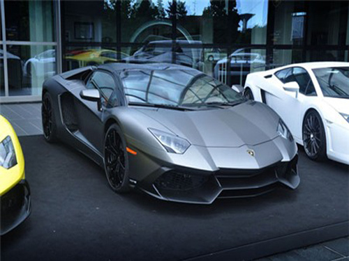 Lamborghini Aventador mui trần bản mừng sinh nhật