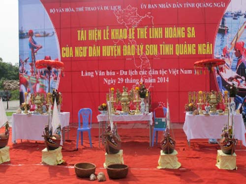 Sân khấu tái hiện "Lễ Khao lề thế lính Hoàng Sa” của ngư dân huyện đảo Lý Sơn, tỉnh Quảng Ngãi