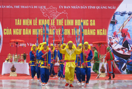 Phần lễ hát múa bá trạo hầu thần