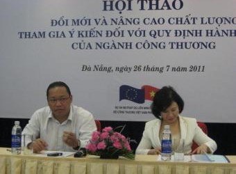 Thứ trưởng Bộ Công Thương Hồ Thị Kim Thoa (bên phải) chủ trì hội thảo. 