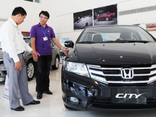 Khách hàng tham khảo mẫu ô tô Honda City tại TPHCM. 