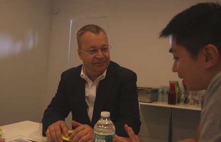 CEO Stephen Elop trả lời phỏng vấn báo chí khu vực Châu Á-TBD. (Ảnh: Khôi Linh)