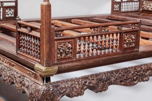 Phần chắn bảo vệ hay để ngồi tựa vào ở xung quanh giường