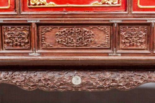 Những chi tiết hoàng gia với rồng vẫn còn màu sắc rất đẹp qua năm tháng thời gian