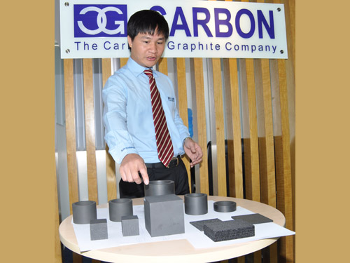 Ông Lưu Trung Mạnh- Giám đốc Carbon Việt Nam giới thiệu sản phẩm carbon và graphite khối, que, dạng tấm với khách hàng