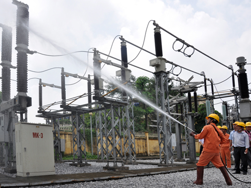 Vệ sinh hotline tại TBA 110kV Văn Điển