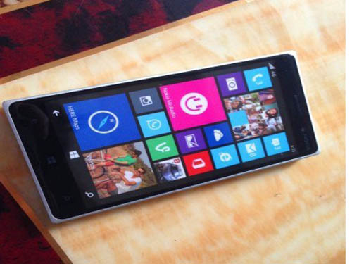 Lumia 830 lộ ảnh với thiết kế lai 1020 và 930