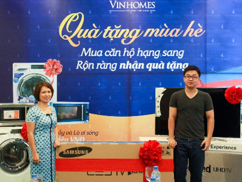 Trao hàng trăm phần quà cho khách mua căn hộ Vinhomes