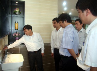 Khách tới tham quan showroom VIGLACERA được tận mắt chiêm ngưỡng và tìm hiểu các sản phẩm VLXD có nhiều tính năng vượt trội.