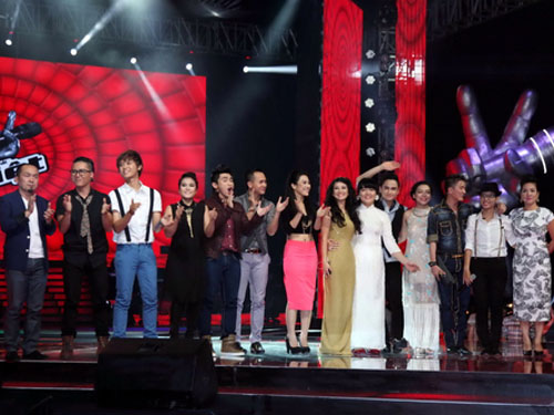 Các thí sinh và huấn luyện viên trong đêm liveshow 2 Giọng hát Việt