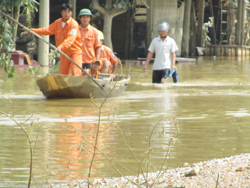 Ngành điện chủ động ứng phó với lũ lớn