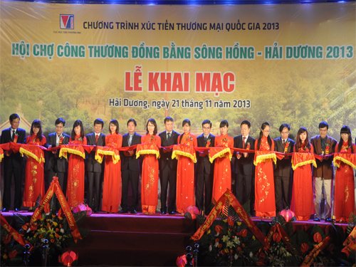 Các đại biểu cắt băng khai mạc Hội chợ Công Thương đồng bằng Sông Hồng - Hải Dương 2013