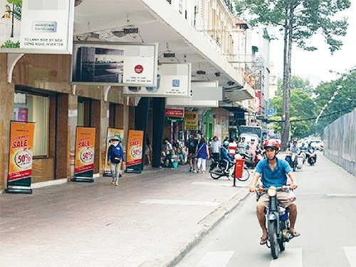 Nhiều cửa hàng giảm giá hoặc thậm chí đóng cửa vì thi công tuyến Metro