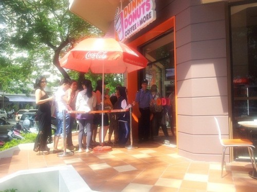 Xếp hàng thưởng thức cà phê và bánh của Dunkin’ Donuts