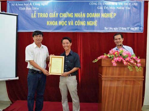 Ông Lê Anh Xuân (giữa) - Giám đốc Công ty TNHH Sản xuất Thương mại Trúc Anh