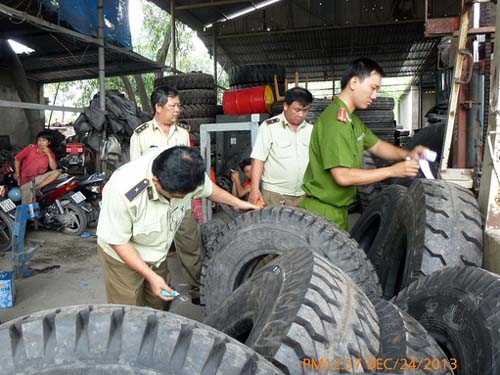 Cơ quan chức năng đang niêm phong số vỏ xe giả nhãn hiệu.