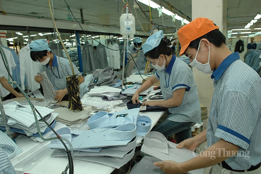 6 tháng đầu năm, sản xuất trang phục lập đỉnh mới