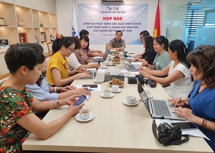 “Điểm mặt” thách thức của dệt may Việt Nam nửa cuối năm 2022