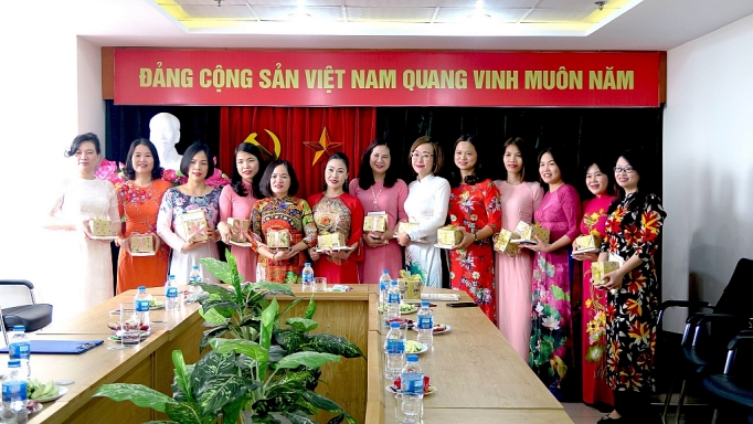 phu nu nganh cong thuong duyen dang trong ta ao dai