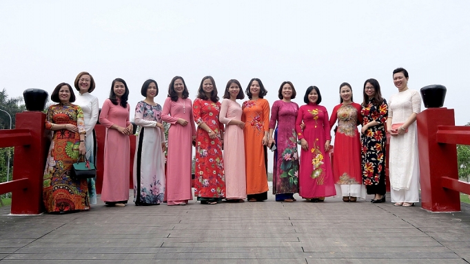 phu nu nganh cong thuong duyen dang trong ta ao dai