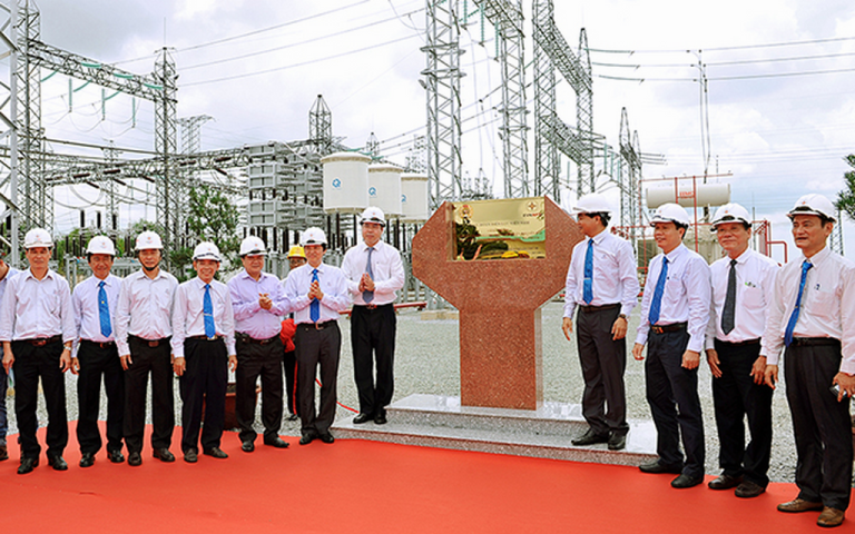 Gắn biển thi đua công trình Lắp đặt tụ bù ngang TBA 220kV Mỹ Phước