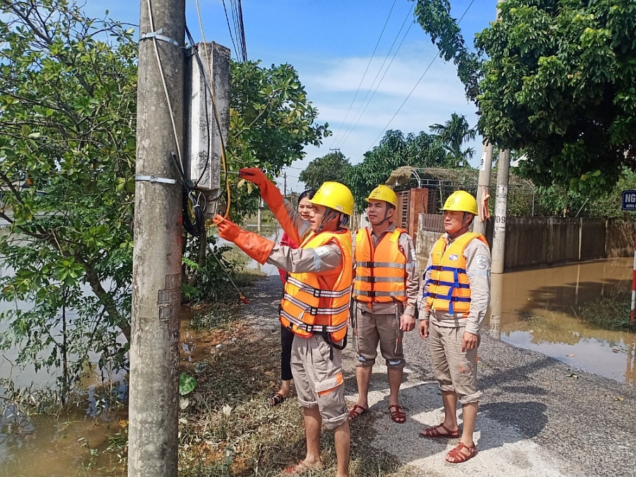 Ngành điện Hà Tĩnh: Đi từng ngõ, gõ từng nhà khuyến cáo an toàn điện sau mưa lũ