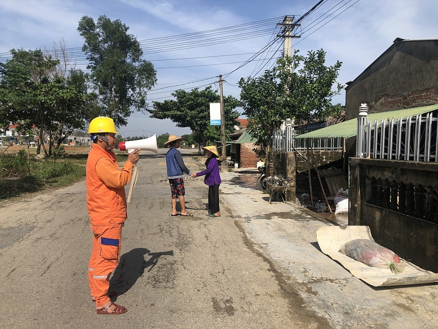 Ngành điện Hà Tĩnh: Đi từng ngõ, gõ từng nhà khuyến cáo an toàn điện sau mưa lũ