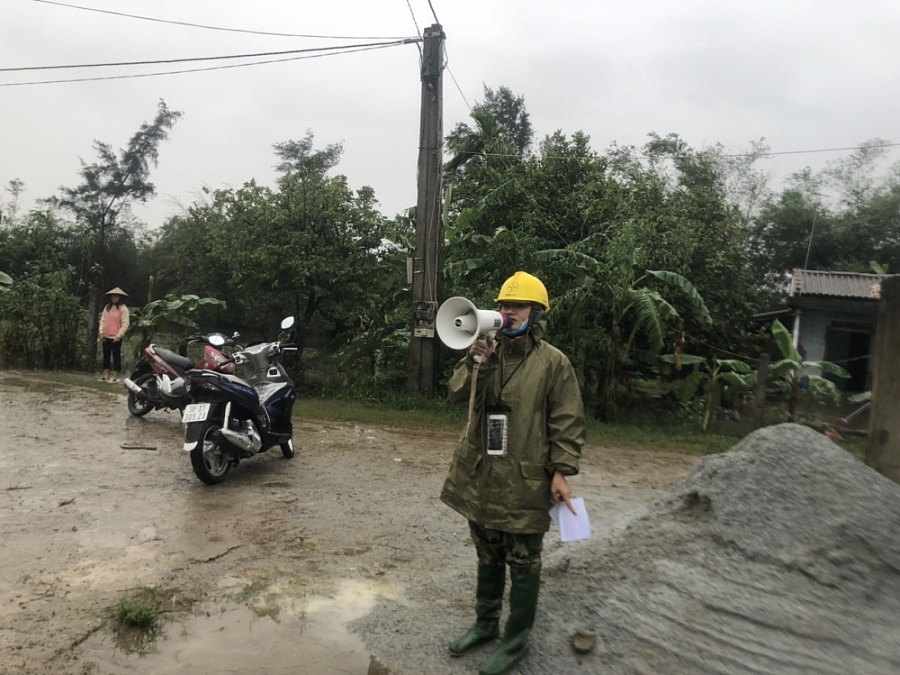 Ngành điện Hà Tĩnh: Đi từng ngõ, gõ từng nhà khuyến cáo an toàn điện sau mưa lũ