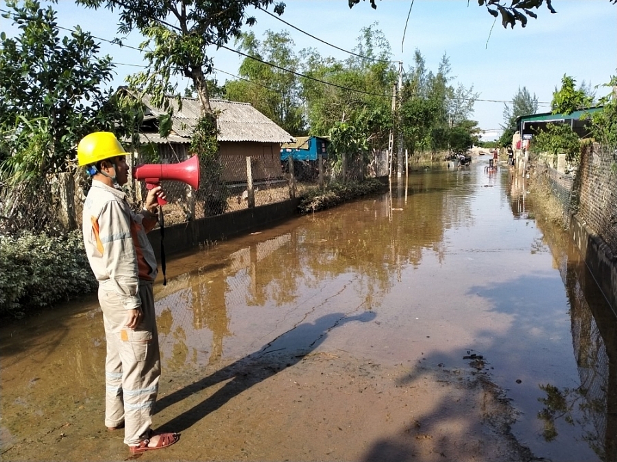 Ngành điện Hà Tĩnh: Đi từng ngõ, gõ từng nhà khuyến cáo an toàn điện sau mưa lũ