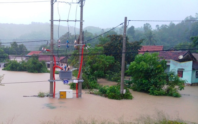 Lưới điện nhiều khu vực miền Trung bị ảnh hưởng vì mưa lũ