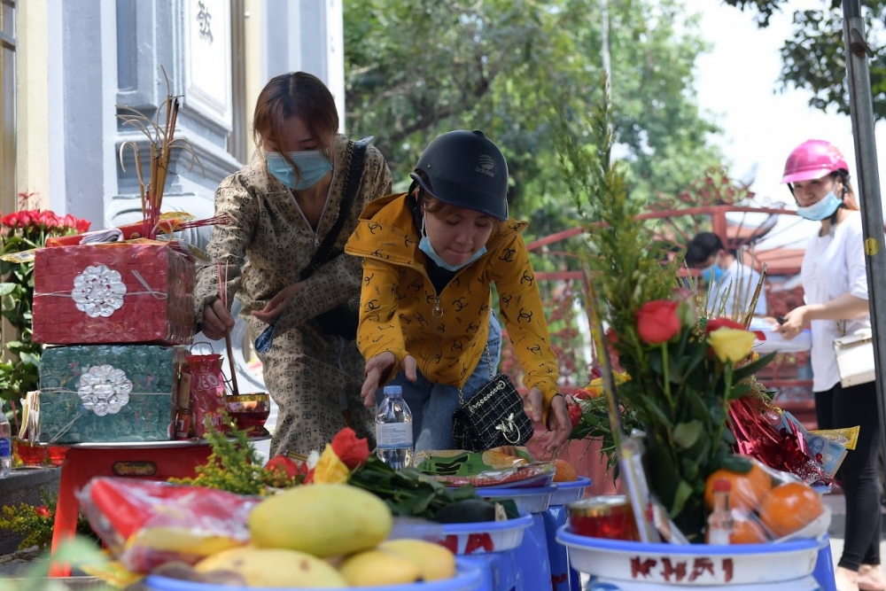 Đền, chùa Hà Nội vắng vẻ trong ngày đầu tháng Âm lịch