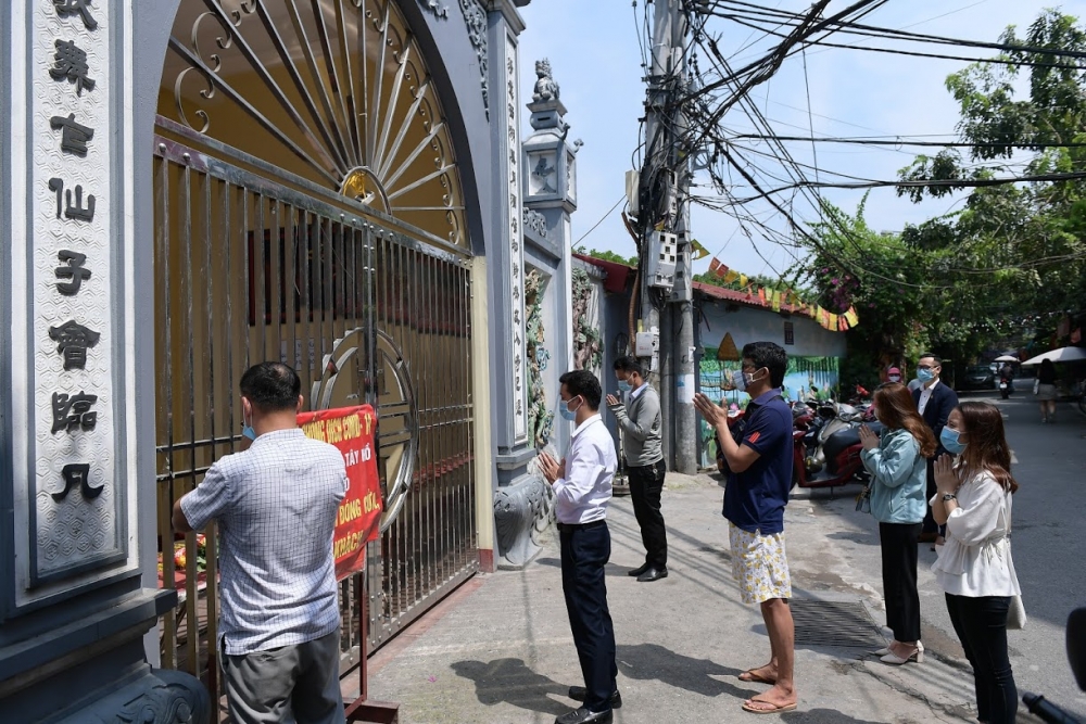 Đền, chùa Hà Nội vắng vẻ trong ngày đầu tháng Âm lịch