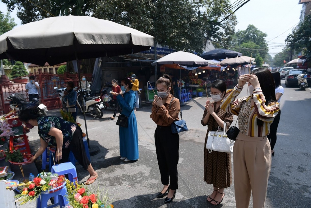 Đền, chùa Hà Nội vắng vẻ trong ngày đầu tháng Âm lịch