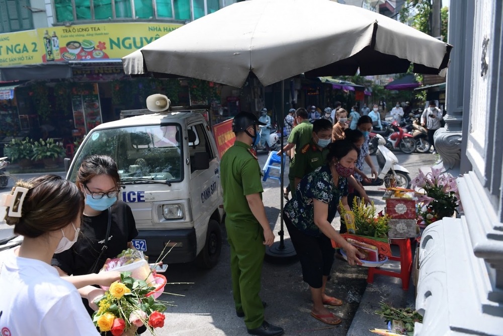 Đền, chùa Hà Nội vắng vẻ trong ngày đầu tháng Âm lịch