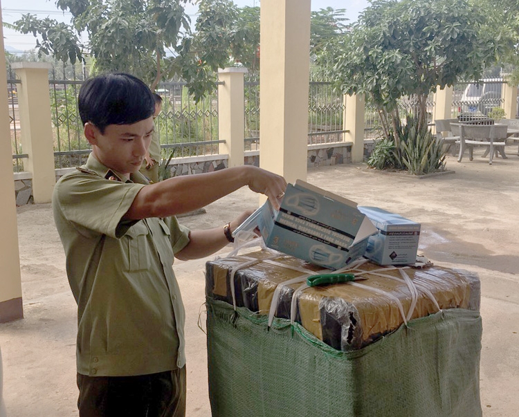 Bình Định: Tạm giữ hơn 70.000 chiếc khẩu trang y tế không có hóa đơn, chứng từ