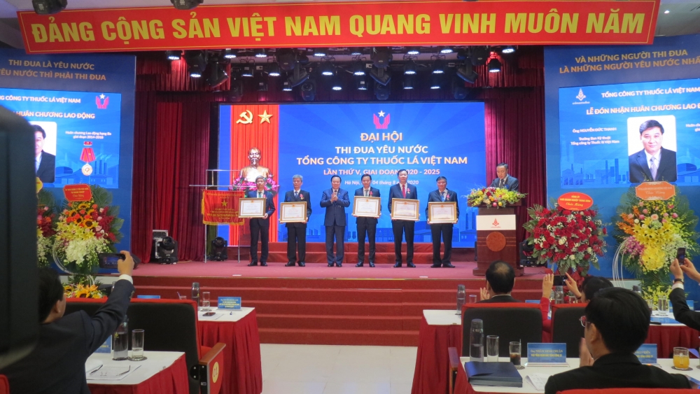 2135 huan chuong lao yyng cho ca nhan co thanh tich xuyt syc